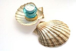Puedes comprar o elaborar los exfoliantes de sales minerales en el hogar.