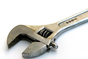 Una llave ajustable grande te permitirá girar el removedor de casete o piñón libre.