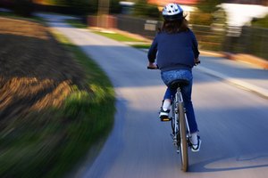 Dependiendo de tu peso y la velocidad a la que andes quemarás cientos de calorías en cada paseo en bicicleta.