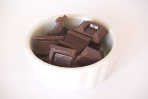 El chocolate con leche no provee los mismos beneficios a la salud que el chocolate negro.