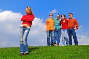 Alejarte de tu grupo o de tus amigos puede mostrarle que estás disponible.