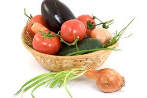 Suma verduras, panes integrales o legumbres a esta comida nocturna no sólo para proporcionar nutrientes importantes, sino también para proporcionar fibra.