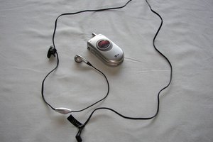 Usa un celular y el dispositivo de manos libres para escuchar a través de otro teléfono.