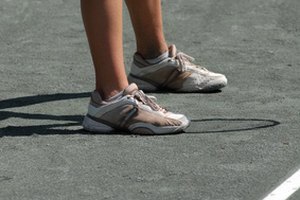 La elección del calzado, los movimientos deportivos y los arcos bajos, todos ellos contribuyen al dolor en el tendón de aquiles.