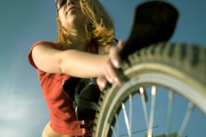 Montar en bicicleta puede ser divertido y útil para quemar esas calorías adicionales.
