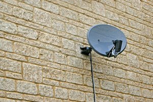 Un viejo plato de DirecTV se puede utilizar para una antena.