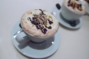 El chocolate caliente es una delicia en las noches frías de otoño.