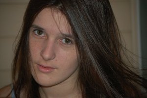 Las morenas pueden notar un tinte verde después de la coloración de su cabello con un color de pelo de base-pálido.