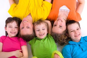Realiza juegos para mantener entretenidos a los niños.