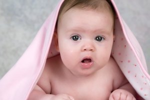 Las bacterias en la miel pueden ser dañinas para los sistemas digestivos poco desarrollados de los niños.
