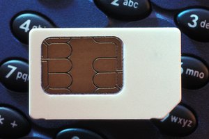 El módulo de identidad del suscriptor (SIM, por sus siglas en inglés) es una placa de circuito que almacena datos en tu teléfono celular.