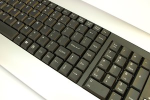 Extraer el teclado es una tarea fácil con un destornillador de cabeza plana.