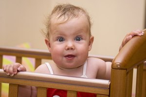 Nuevos hitos del desarrollo como de pie pueden mantener a tu bebé enérgico a la hora de dormir.