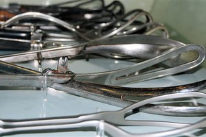 Las herramientas quirúrgicas adicionales deben estar fácilmente disponibles.