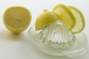 El jugo de limón puede ayudar a aliviar el cuero cabelludo seco y con picazón.