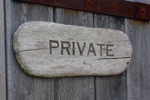 Sólo existen un par de opciones para ver un perfil privado.