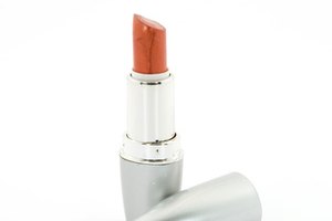 El lápiz labial contiene aceite de ricino porque es un buen emulsificante.