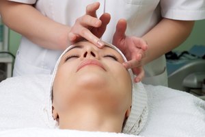 El masaje facial estimula el flujo sanguíneo y nutre las células de la piel.
