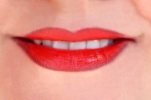 Toma un lápiz de labios que combine con el tono natural de tus labios y delinea la parte exterior.