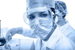 Ambos métodos determinan las cantidades de anticuerpo mediante la comparación de las muestras de pacientes a niveles de concentración del anticuerpo conocido.