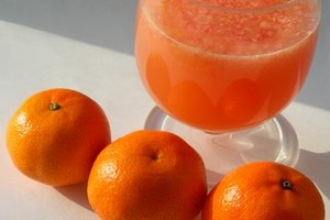 Las naranjas con pieles delgadas por lo general tienen más jugo que aquellas con pieles gruesas.