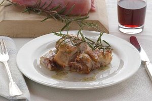 La carne de conejos jóvenes a menudo se sirve como filetes.