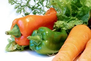 Comer ante todo ensaladas y vegetales mantendrá tus comidas bajas en colesterol.