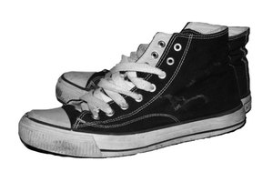 Los pies olorosos causan zapatos olorosos.