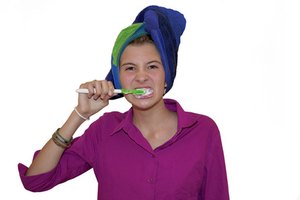 La buena higiene oral ayuda a reducir la tinción de los alimentos y bebidas.