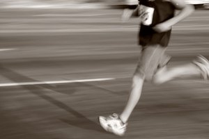 El estiramiento y el calentamiento apropiados ayudan a prevenir el dolor en el flexor de la cadera asociado a correr.