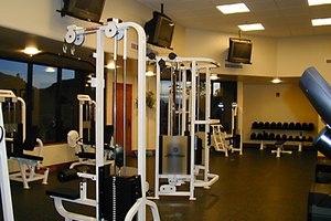 Puedes encontrar ejercicios con equipo y clases de fitness en Bally's y LA Fitness.