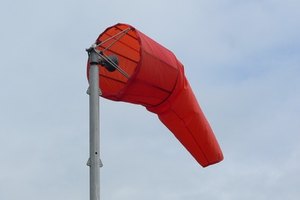 La manga de viento es un monitor visual de la dirección y velocidad del viento.