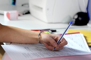 Un restablecimiento completo lleva la impresora a los valores predeterminados de fábrica.