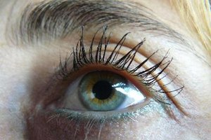 Una variedad de razones pueden ser la causa de ojos secos.