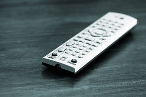 Es posible controlar el audio del televisor con un control remoto.