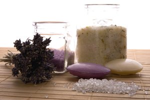 Los beneficios aromáticos de la vainilla se introducen en as sales de baño, exfoliantes corporales, velas y perfumes.