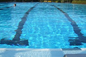 ¿Cómo se debe tratar a una víctima de envenenamiento con cloro para piscina?