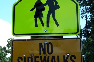 Explica el significado de las señales de tráfico cuando le enseñes a tu hijo seguridad en el tránsito.