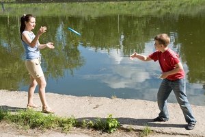 Jueguen al disco volador para agregar emoción a la fiesta de cumpleaños de tu hijo.