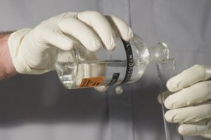 Los emulsionantes como el alcohol cetearílico ayudan a mantener la loción unida.