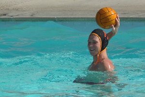 Practica tu fuerza y resistencia con un partido de waterpolo.