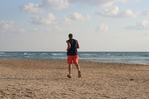 Deshacerse del exceso de peso puede ayudar a aumentar tu velocidad al correr.