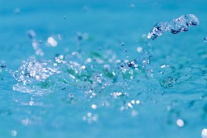 Bebe agua para orinar más.