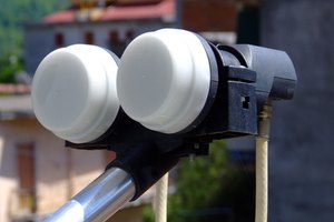 El bloque de bajo ruido (LNB) convierte y amplifica la señal del satélite.