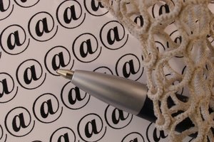 Crea una regla en Outlook que reenvíe tus mensajes entrantes a otra cuenta de correo.