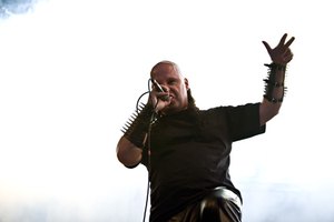 Toma algunas precauciones de seguridad para proteger a tu hijo durante un concierto de rap.