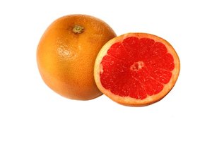 El pomelo contiene una gran cantidad de vitamina C, carotenoides y fibra pectina.