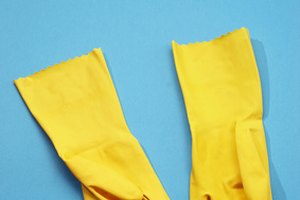 Los guantes de goma protegen las uñas de la desecación producida por los químicos agresivos y el agua caliente.
