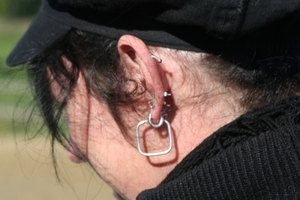 La joyería de la oreja no siempre es bienvenida en el lugar de trabajo.