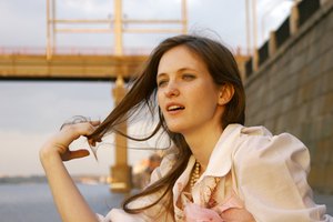 El aceite de semillas de cáñamo puede mejorar el brillo y el cuerpo del cabello.